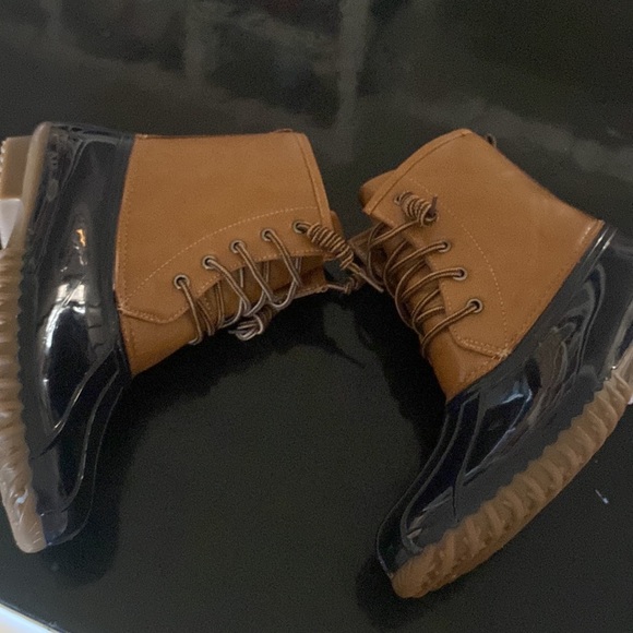 NEW DUCK BOOTS SZ 8 VEGAN LEATHER AND RUBBER SOLES W/ PLAID FLANNEL LINING - Picture 3 of 8